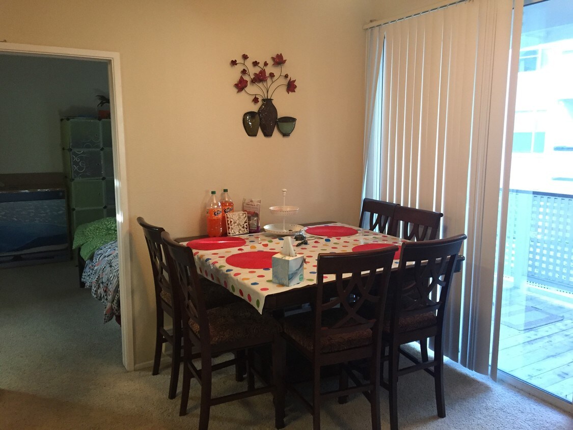 Dining table in the hall - 1714 Cedar Lake Ct