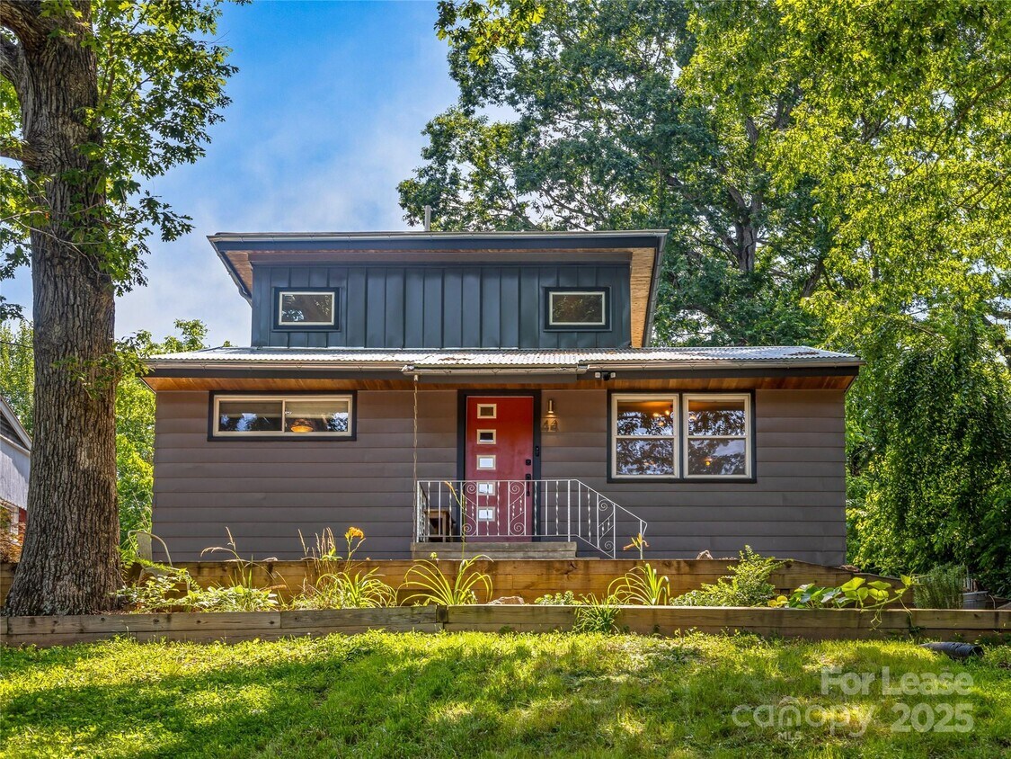 Primary Photo - 44 Broadview Ave