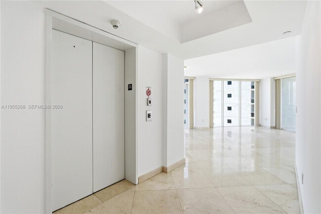 Foto del edificio - 18671 Collins Ave