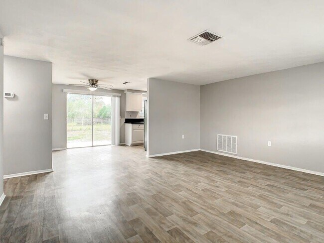 Building Photo - BEAUTIFUL!! 3/2 1128 Sq. Ft. with RENOVATE...