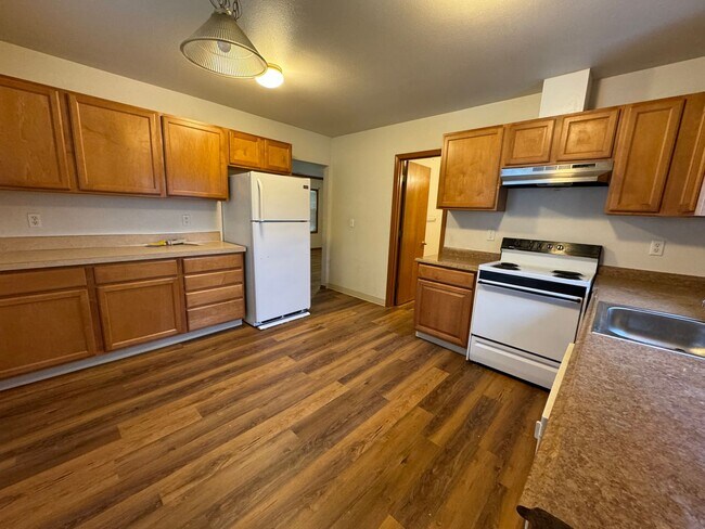 Building Photo - 555 SE Century Blvd ~ Refreshed Single-lev...