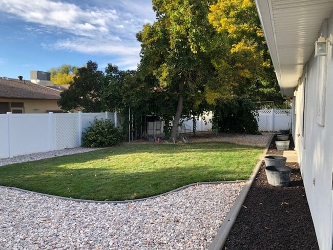 Building Photo - 721 Ponderosa Dr