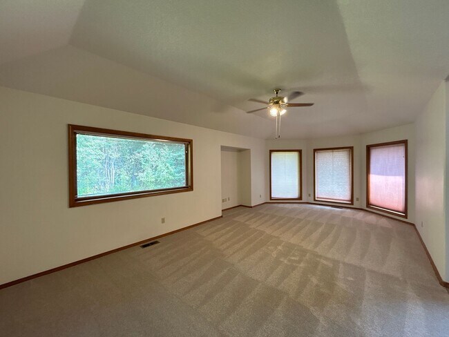 Building Photo - 3 Bedroom / 2 Bathroom Home in the Star Ri...
