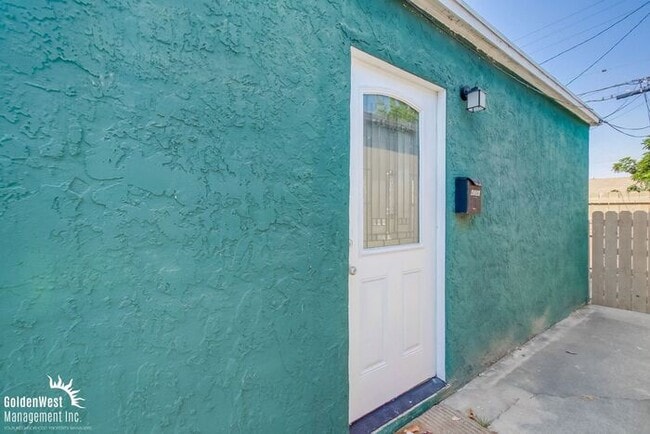 Foto del edificio - Modern 3Bdm 1Ba Duplex Home in Desirable Point Loma Heights Neighborhood!