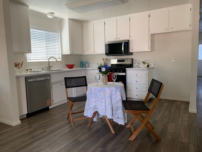 Foto del edificio - 3 Bed 2 bath House in City of Tehachapi!