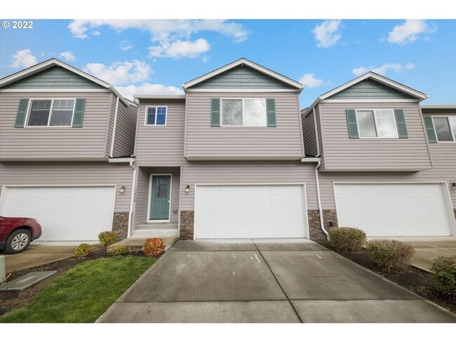 Spacious 3-Bedroom Townhome with Granite Kitchen & Included Landscaping - Spacious 3-Bedroom Townhome with Granite Kitchen & Included Landscaping