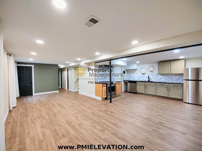 Building Photo - Lower Level Unit with 2-Bedrooms in Duplex...