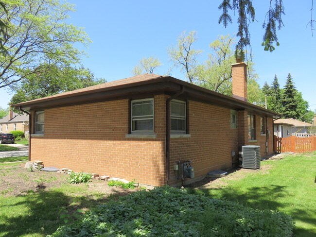 Building Photo - 1673 Ash St