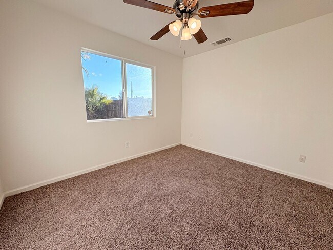 Foto del edificio - Spacious Two-Story Family Home with Large Yards & Open Kitchen