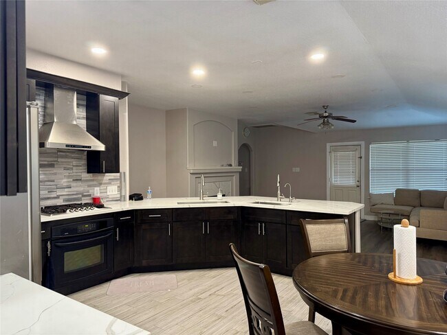 Foto del edificio - 9431 Water Edge Point Ln