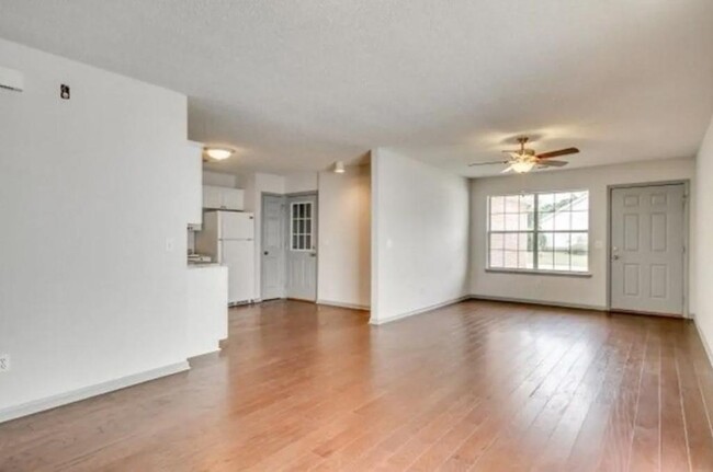 Building Photo - 1105 Mockingbird Ln