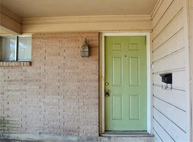 Foto del edificio - 2310 Rebel Rd