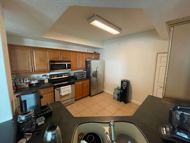 Building Photo - 3 Bedroom/2 Bathroom 6th floor unit at Pro...