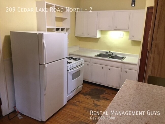 Foto del edificio - 209 Cedar Lake Rd N