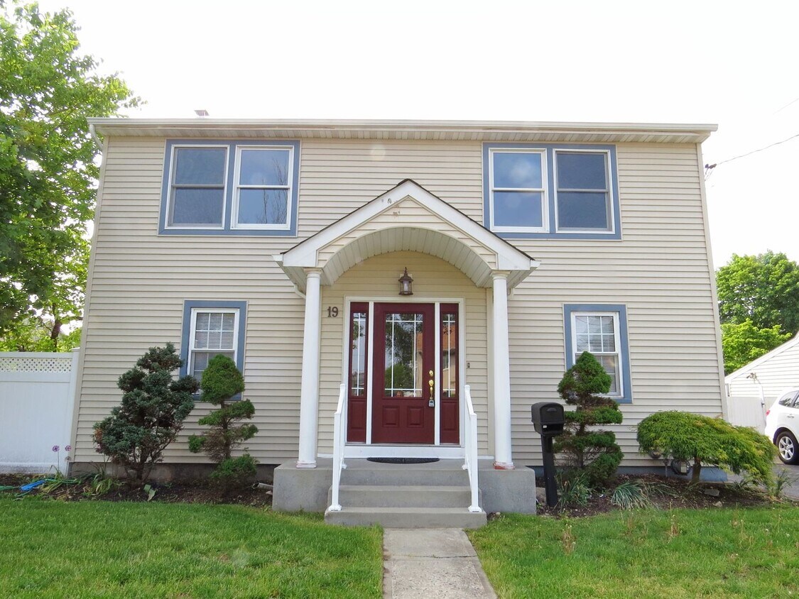 Primary Photo - Spacious 4 Bedroom For Rent