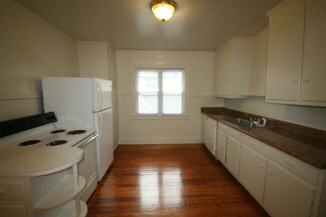 Foto del edificio - 1404 W Chapel Hill St