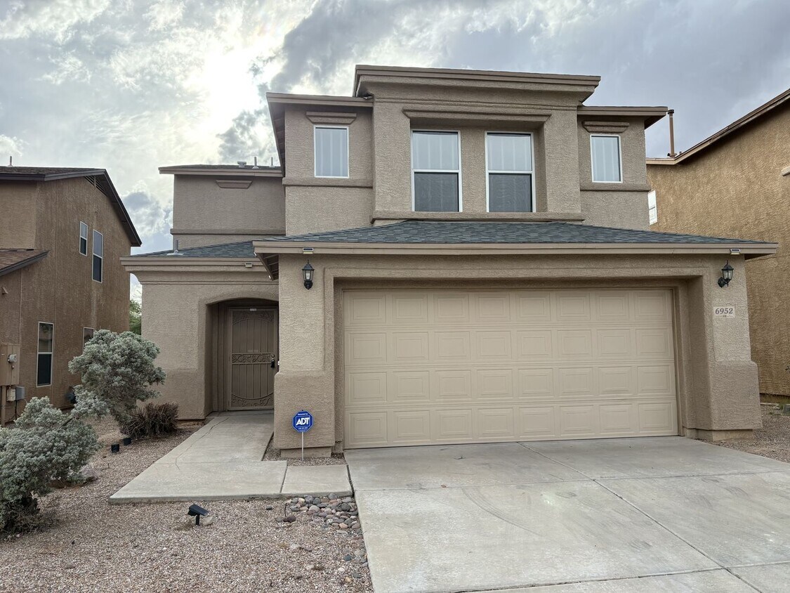 Foto principal - Convenient Location Three bedroom 2.5 baths 2 car garage