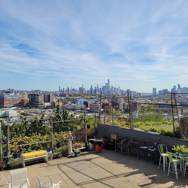 Foto del edificio - 1306 Manhattan Ave
