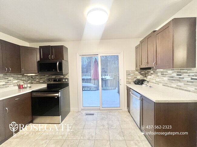 Photo du bâtiment - Pet-Friendly 3-Bedroom Stacked Townhome with Garage & Backyard in London
