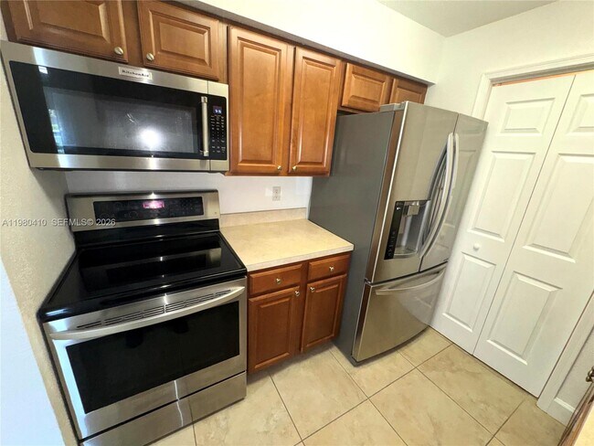 Building Photo - 733 Riverside Dr