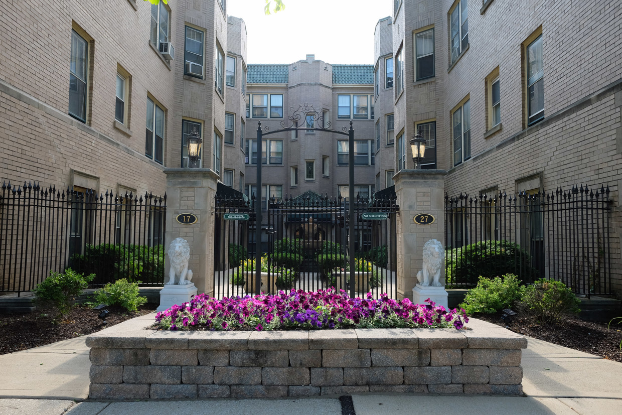 Front Gate - 17 S Stone Ave