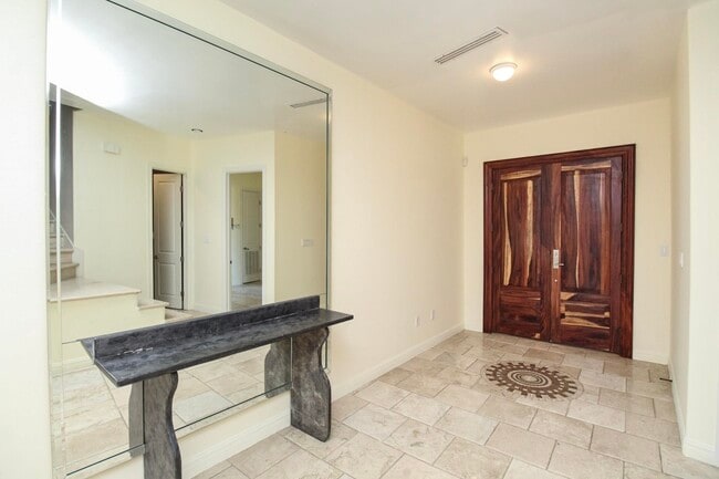 Building Photo - 2110 Bermuda Dr