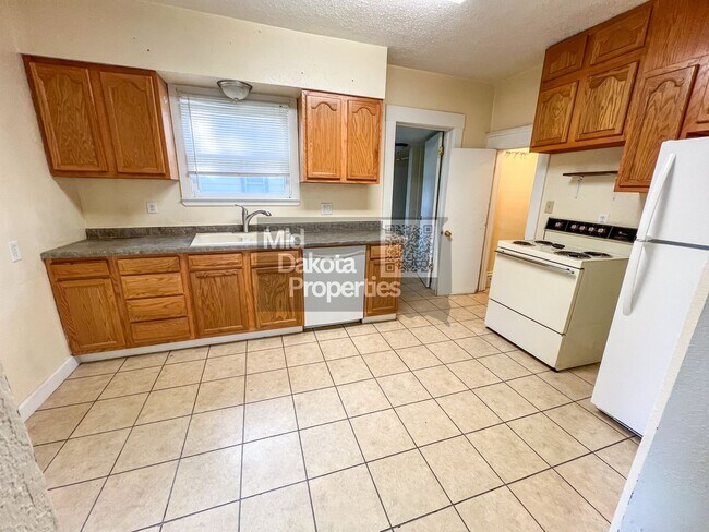 Foto del edificio - 605 W 10th-4 Bedroom House with Garage