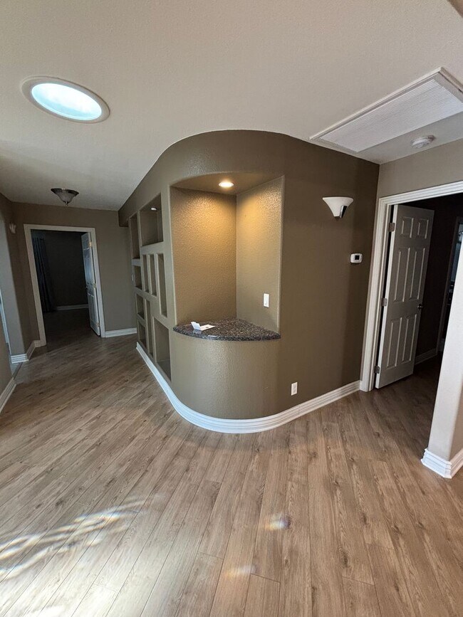 Foto del edificio - Stunning update 2 bed, 2 bath, 2 car garag...