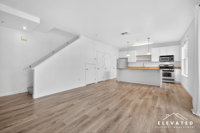 Building Photo - 905 Doubles Dr