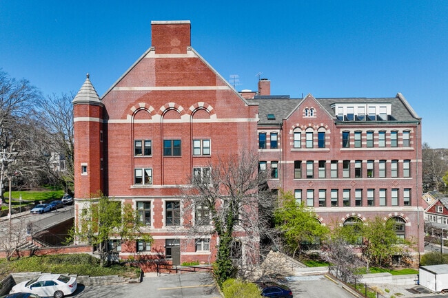 Sumner Hill Condominiums