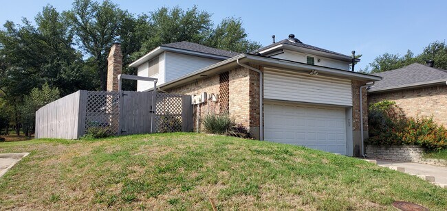 Building Photo - 204 Hollyhill Ln