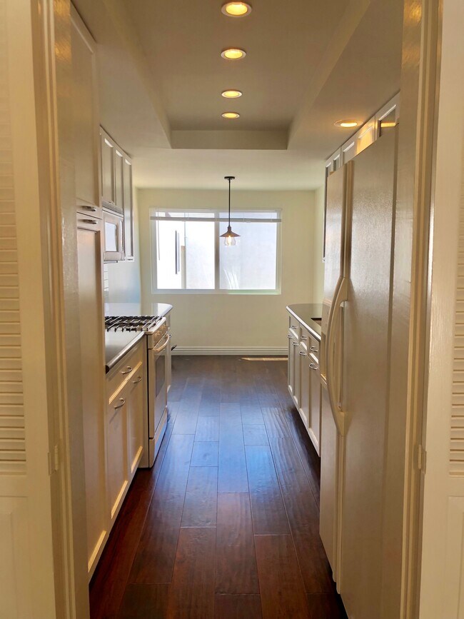 Kitchen - 17195 Palisades Cir
