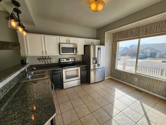 Building Photo - 1512 Coolcrest Dr