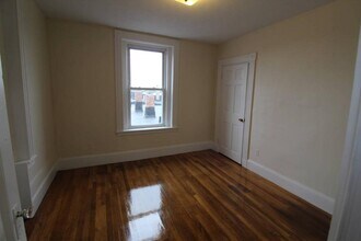 Building Photo - 17 Elm St