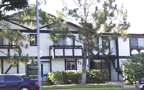 Building Photo - 17331 Chatsworth St