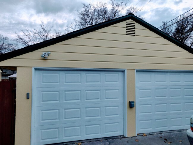 Building Photo - 129 N Byron Dr