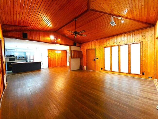 Foto del edificio - Breathtaking Lake View Retreat with Modern Updates!