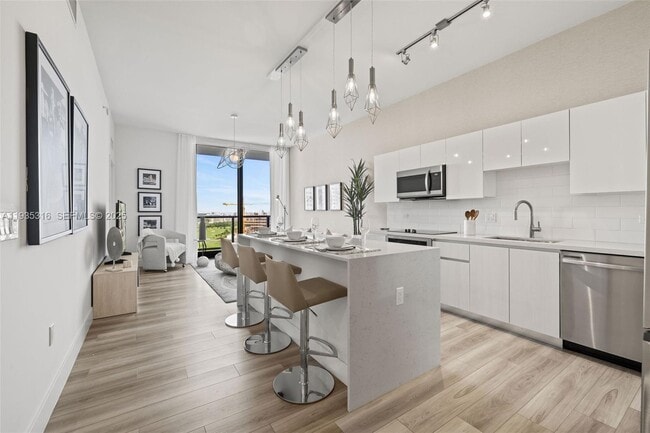 Foto del edificio - 101 Diplomat Pkwy