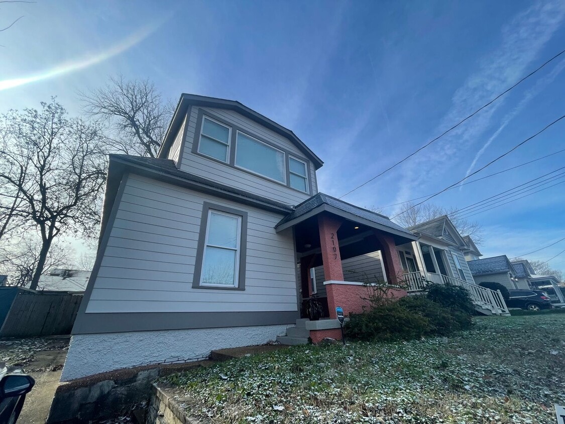 Primary Photo - 4 Bedroom 2 Bath Home in Midtown!