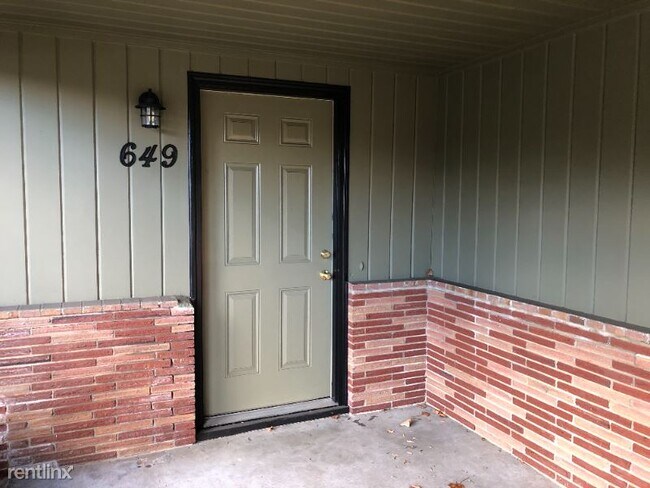 Building Photo - 2 br, 1 bath Townhome - 649 W Powell Blvd