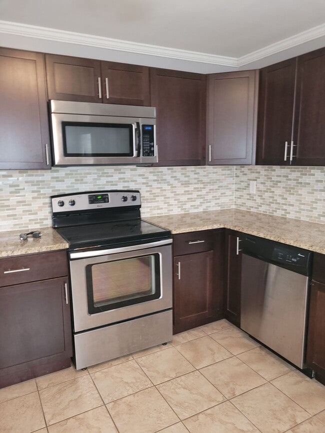 Building Photo - Beautiful 3 Bedroom Duplex