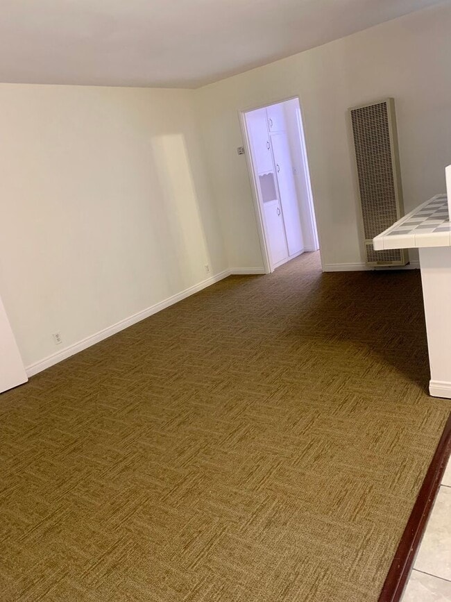 Building Photo - Spacious 1bd/1bth Upstairs Unit