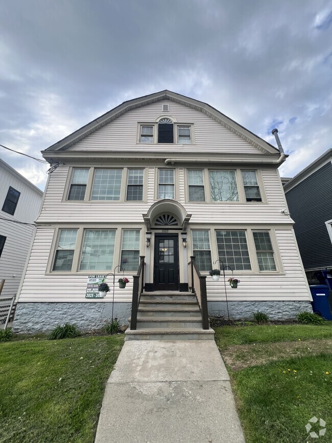 Building Photo - 1009 Madison St