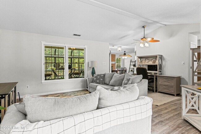 Foto del edificio - 439 Candlewood Dr