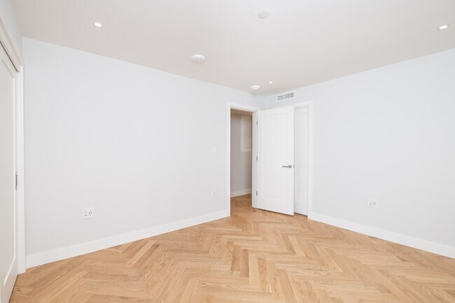 Foto del edificio - 10 Commonwealth Ct