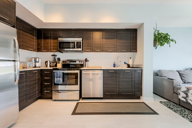 Photo du bâtiment - 2212-2212 Lake Shore Blvd W