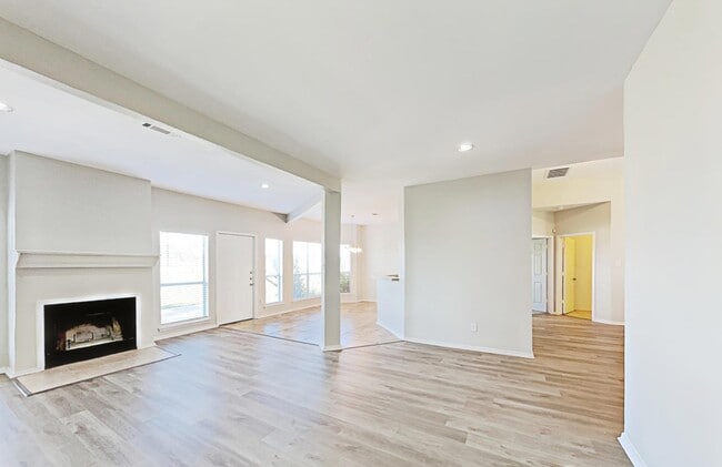 Building Photo - AVAILABLE NOW