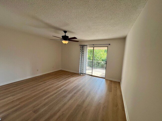 Foto del edificio - Spacious Forest Acres Condo!