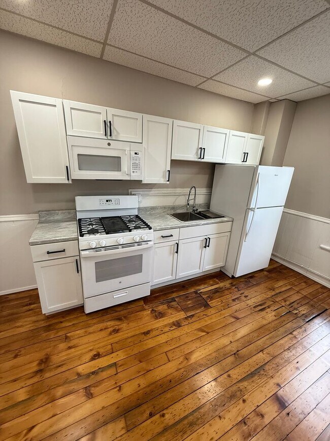 Foto del edificio - 1456-1458-1458 Logan Ave