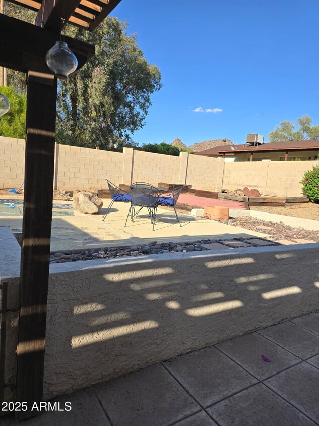 Foto del edificio - 1128 E Rowlands Ln